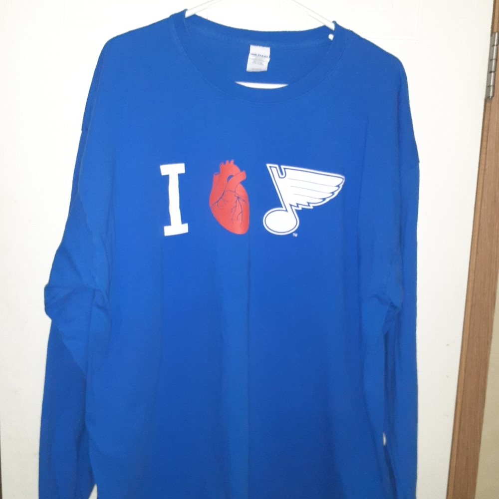 Gildan long sleeved t-shirt